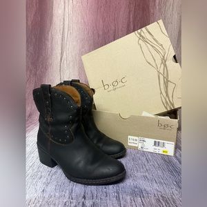 Low cut cowboy boots in black